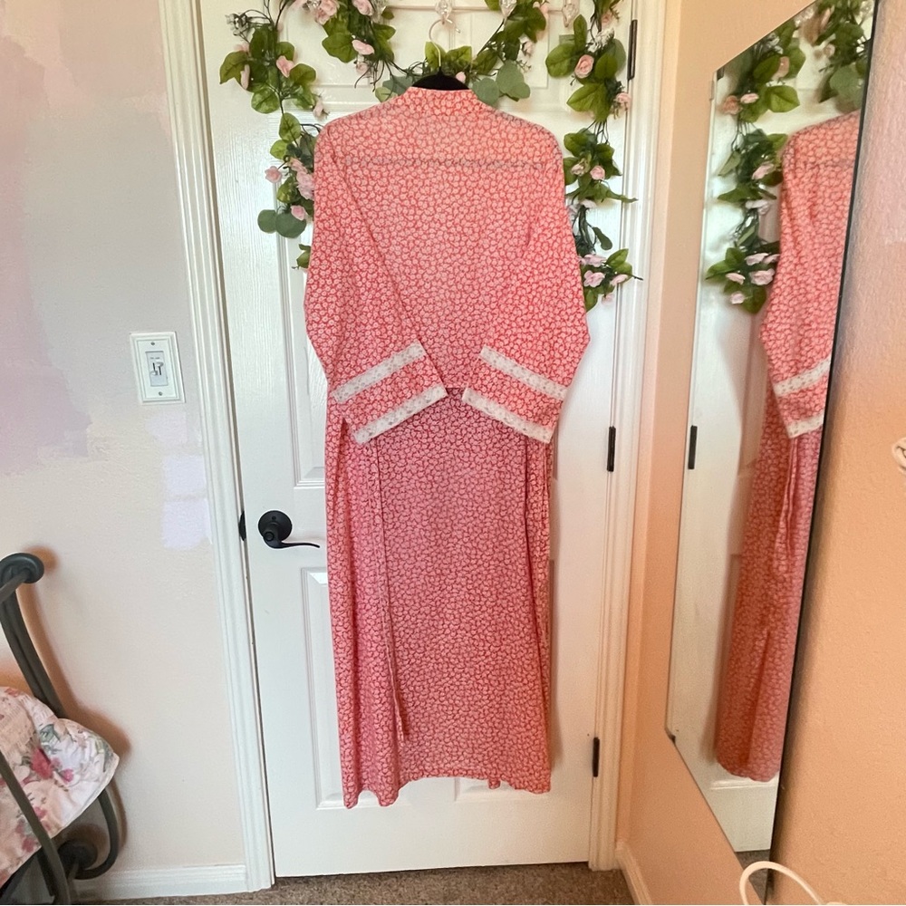 1970s Vintage Red Floral Lace Trim Robe - Picture 5 of 6